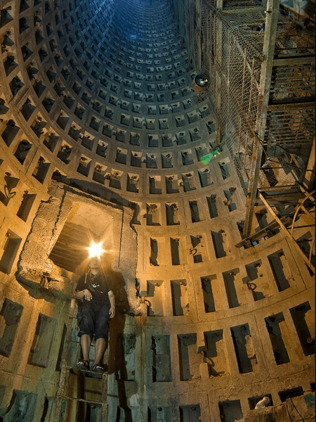 Шахтный колодец Аскольдовой дренажной системы в Киеве Высокий шахтный колодец Аскольдовой дренажной системы в Киеве